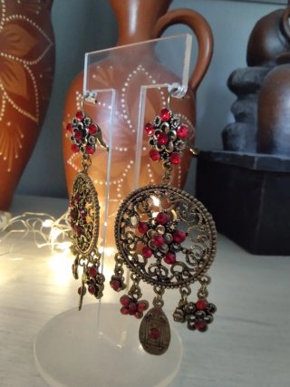 Pendientes vintage dorados y rojos