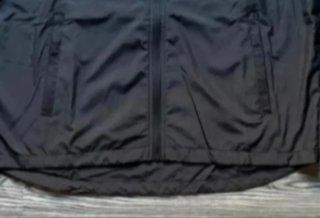 Chaqueta deportiva Nike con capucha y bolsillos