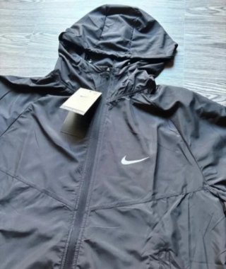Chaqueta deportiva Nike con capucha y bolsillos