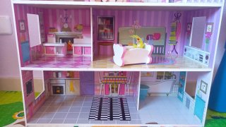 Casita de muñecas de madera rosa
