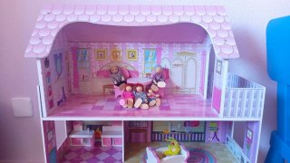 Casita de muñecas de madera rosa