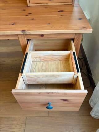 Escritorio IKEA HEMNES madera con alzada