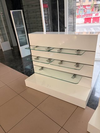 2 Expositores en Escalera + Cristales para Tienda