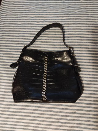 Bolso negro efecto piel con cadena
