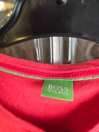 Conjunto BOSS: Camiseta Roja y Pantalón + sudadera