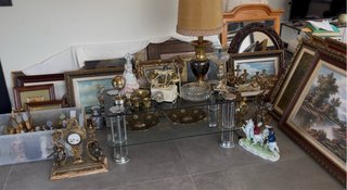 Lote de antigüedades: reloj, lámpara, cuadros...