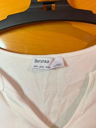 Camiseta Bershka corta blanca