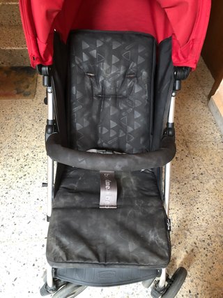 Cochecito de bebé rojo