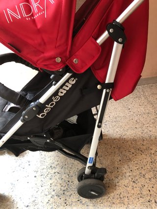 Cochecito de bebé rojo