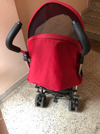 Cochecito de bebé rojo