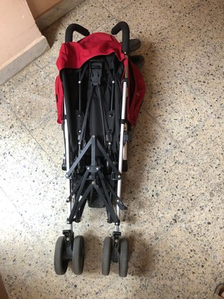 Cochecito de bebé rojo