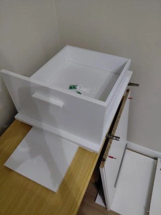 Escritorio blanco con cajones. En perfecto estado.