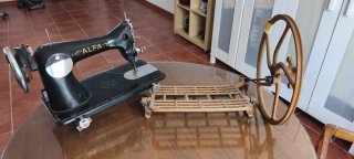 Máquina de coser Alfa antigua con rueda