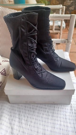 Botines negros de media caña con cordones
