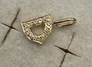 Colgante de oro de 18 kt con diamantes, letra D