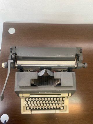 Máquina de escribir Olivetti Línea 98