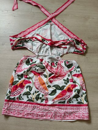 Vestido corto con estampado de aves