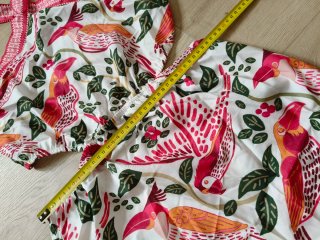 Vestido corto con estampado de aves