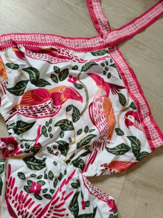 Vestido corto con estampado de aves