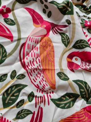 Vestido corto con estampado de aves