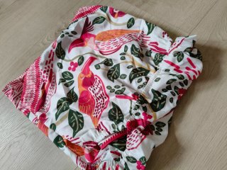 Vestido corto con estampado de aves