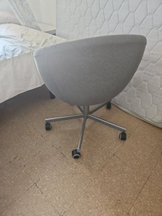 Sillón individual gris con ruedas