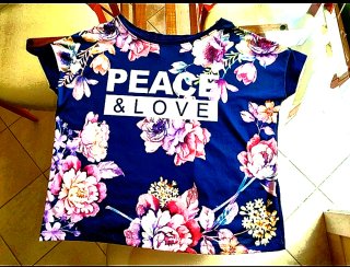T-shirt floreale Peace&Love