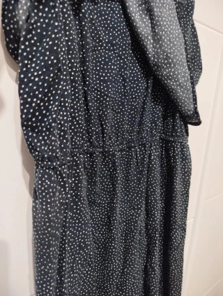 Vestido azul con lunares blancos