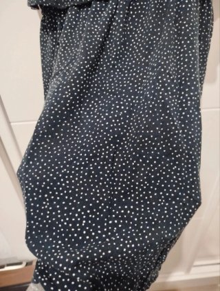 Vestido azul con lunares blancos