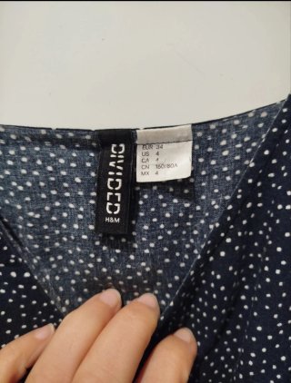 Vestido azul con lunares blancos