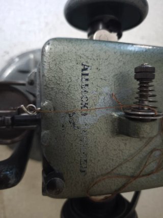 Máquina de coser industrial peletera funcionando