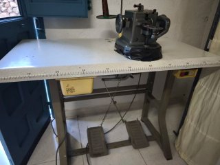 Máquina de coser industrial peletera funcionando