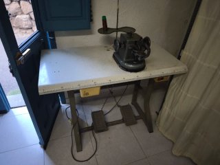 Máquina de coser industrial peletera funcionando