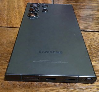 Samsung Galaxy S24 Ultra con funda y cargador