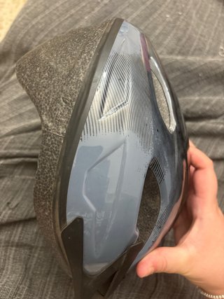 Casco de bicicleta negro con diseño