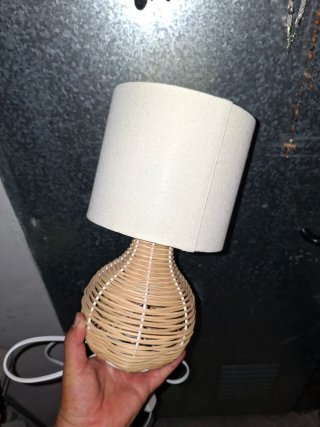 Lámpara de madera y metal