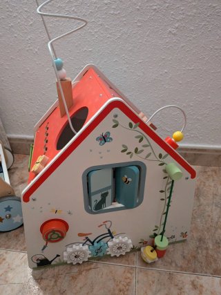 Casita de madera infantil actividades Vertbaudet
