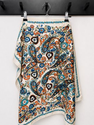 Pañuelo satinado estampado paisley