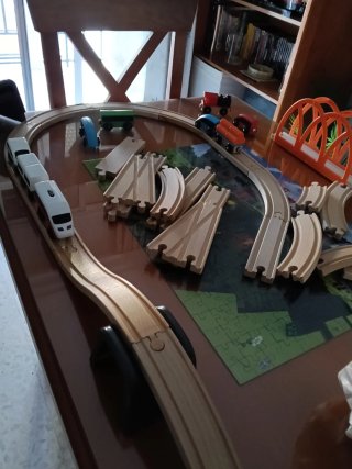 Trenes y vías de madera Ikea.