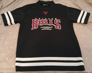2 Camisetas Spurs y Bulls