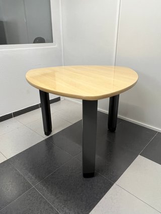 Mesa triangular madera clara y metal