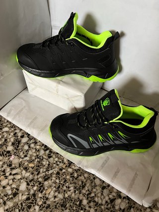 Zapatos de seguridad negros y verdes