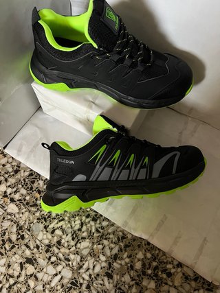 Zapatos de seguridad negros y verdes