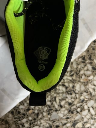 Zapatos de seguridad negros y verdes