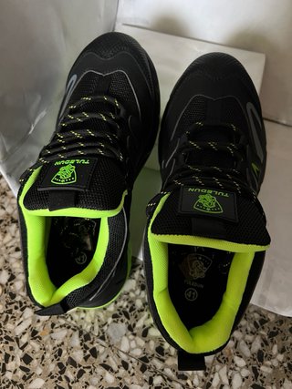 Zapatos de seguridad negros y verdes