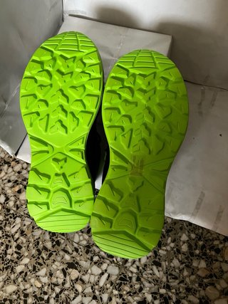 Zapatos de seguridad negros y verdes