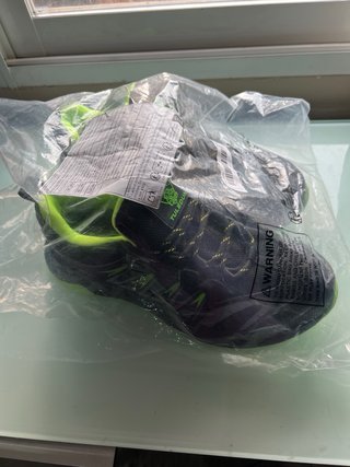 Zapatos de seguridad negros y verdes