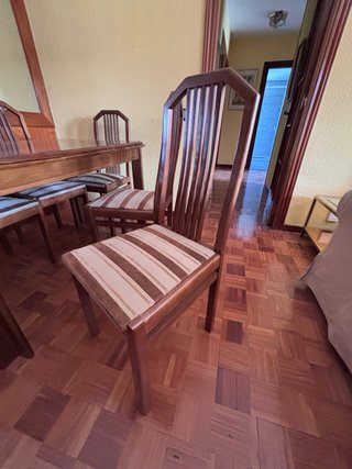 Mesa de comedor de madera, extensible y 6 sillas.