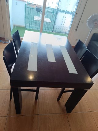 Negociable Mesa, sillas y mesa de centro
