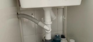 Pila de lavar con mueble blanco